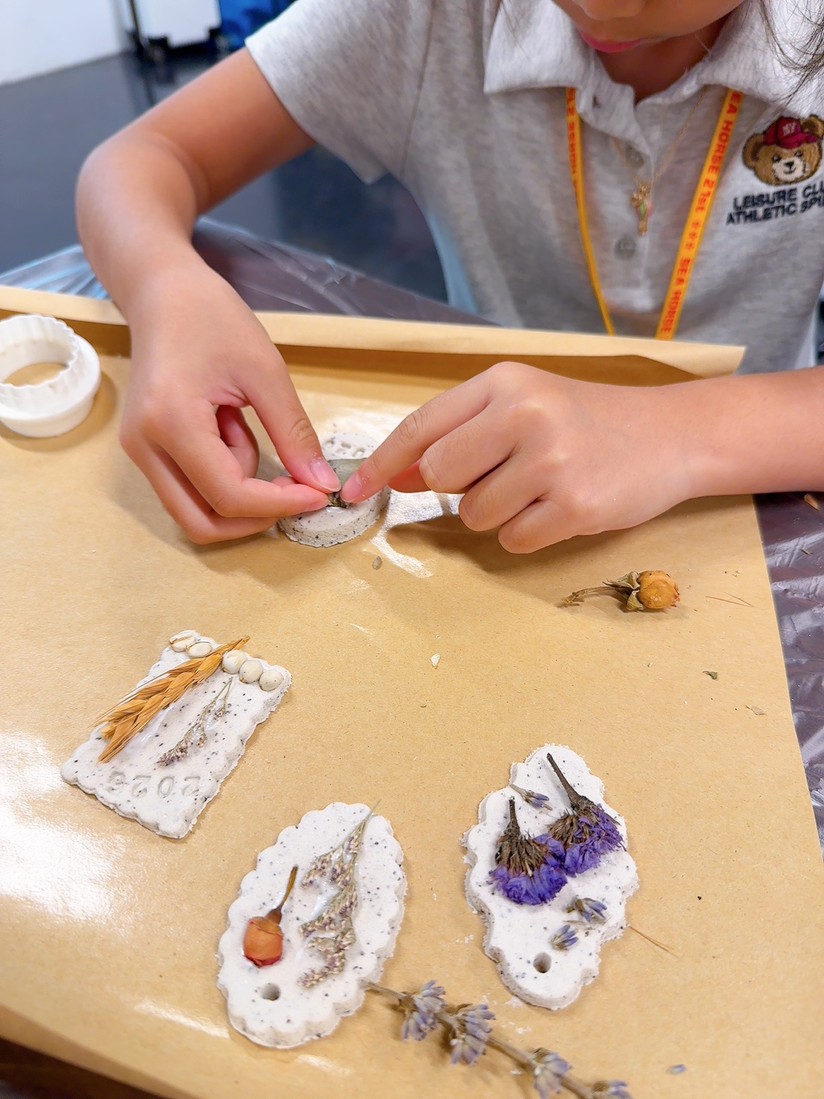 將花葉放上咖啡渣植物標本掛飾的製作過程