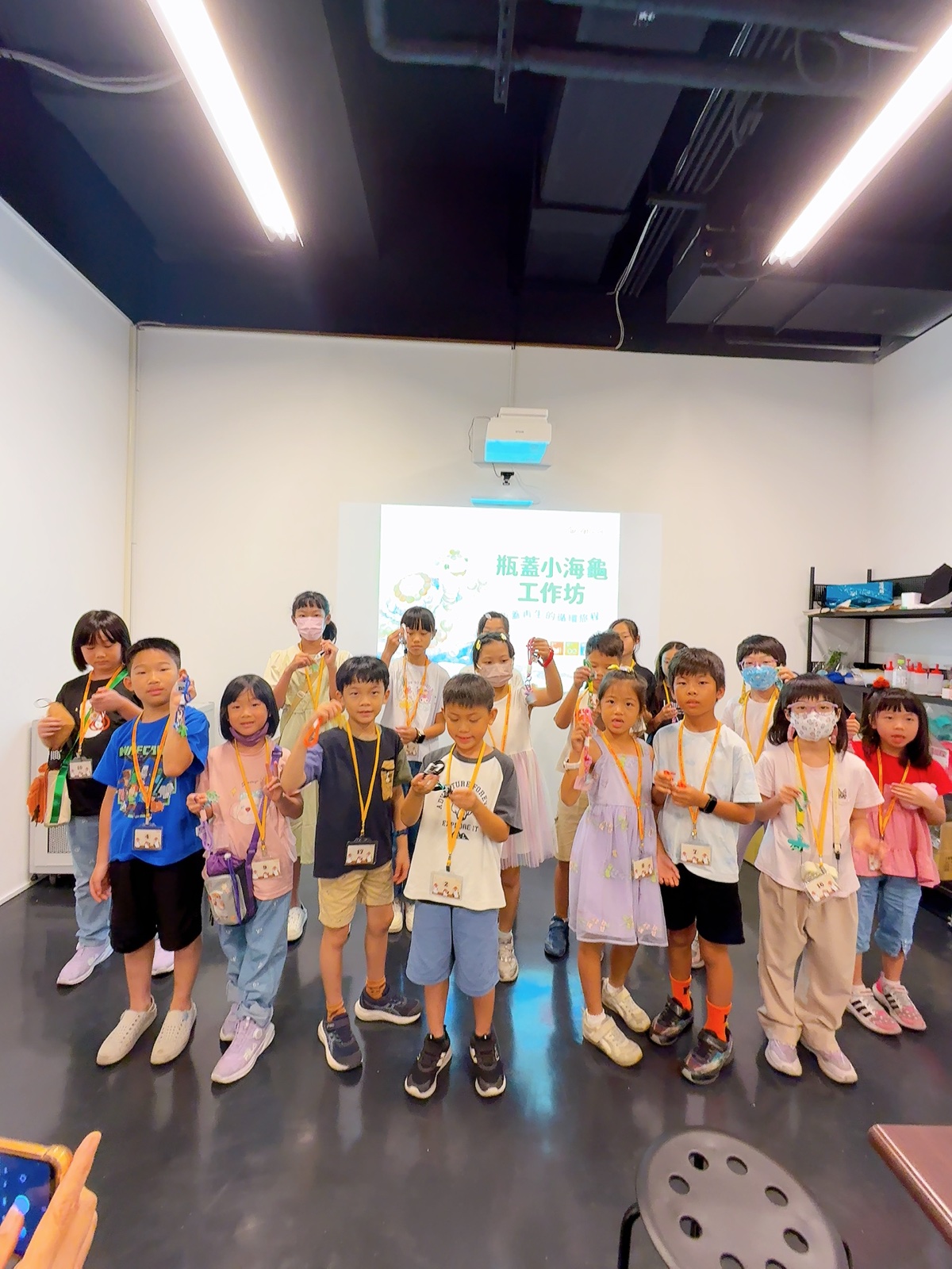 小海龜工作坊參與者與完成作品大合照