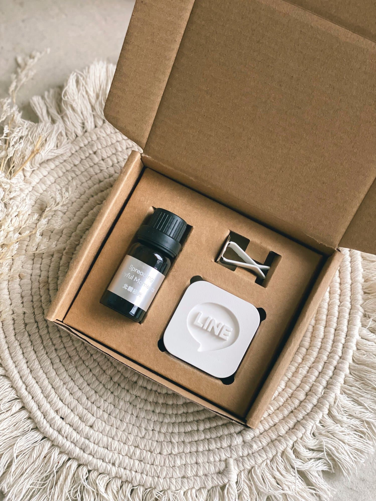 A completed branded aroma-stone gift set