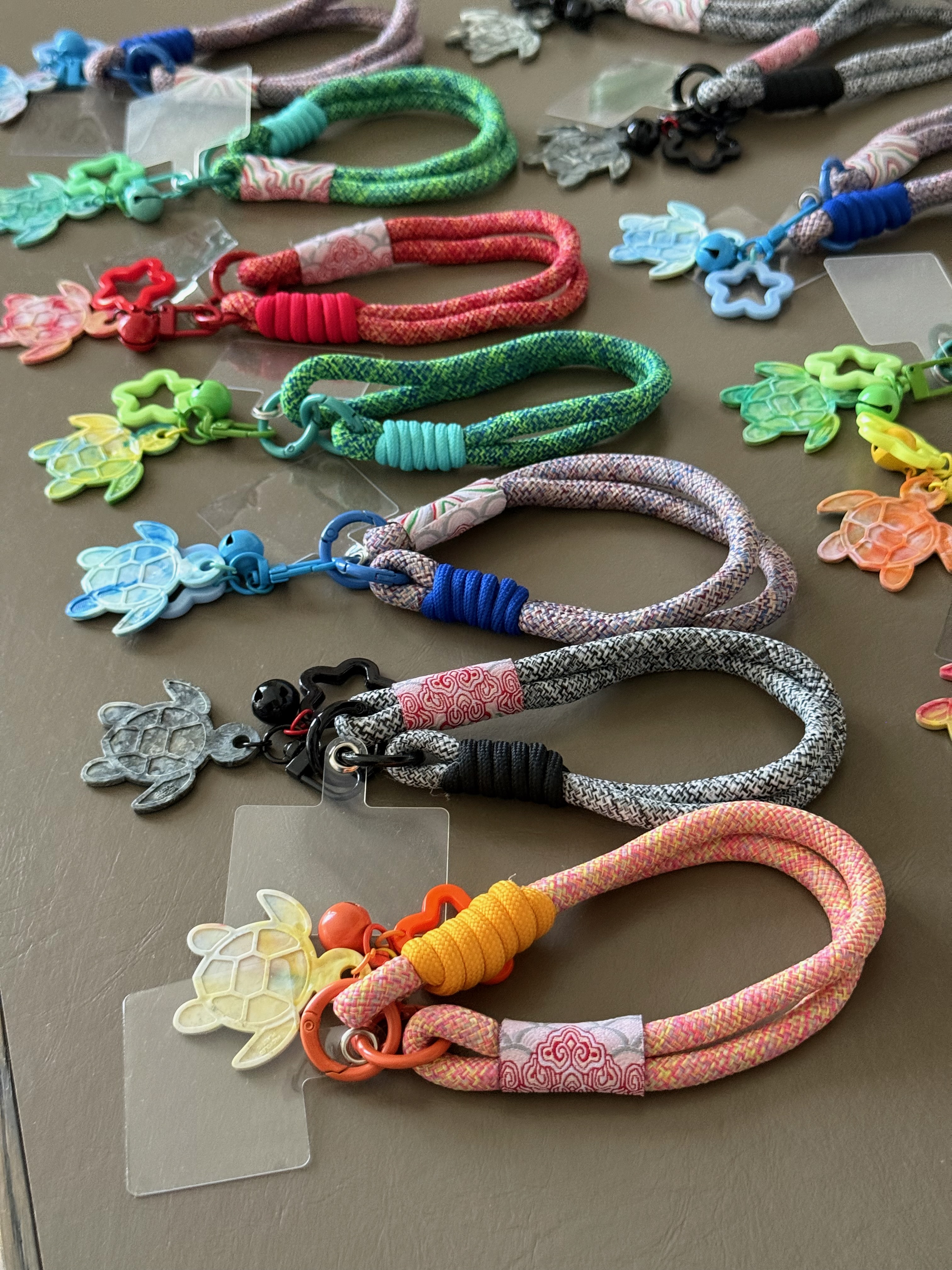不同顏色的小海龜再生吊飾搭配掛繩與扣件的實拍